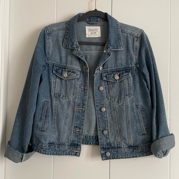 3/$45 Light medium wash denim jacket - Picture 1 of 4